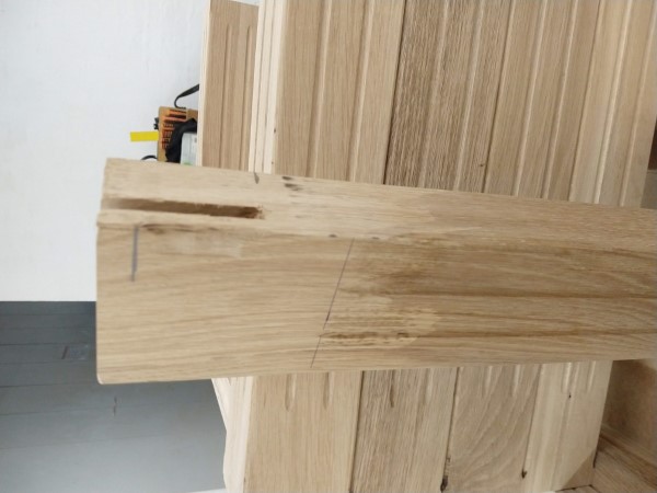 Entstehung des Tisch Untergestells: Ein Tischbein mit Schlitzung oben zur Aufnahme der Wangen. Die länglichen Fräsungen sind zu erkennen.