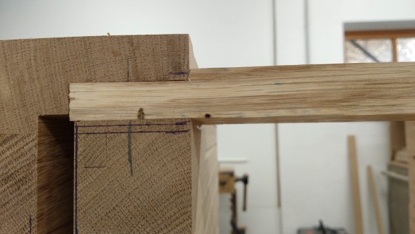 Entstehung Tisch Untergestell: Tischbein von oben mit Schlitzung und einer montierten Wange. Die zweite Wange ist noch nicht montiert, zu sehen an der offenen linken Schlitzung.